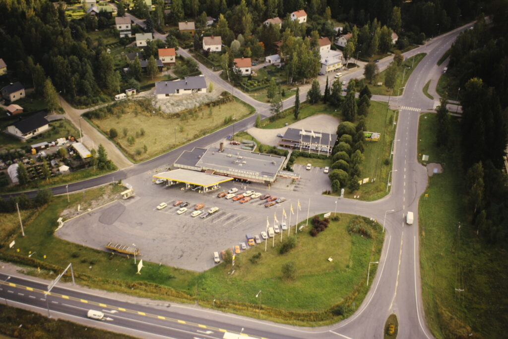 Karavaani ilmakuvassa vuonna 1990.