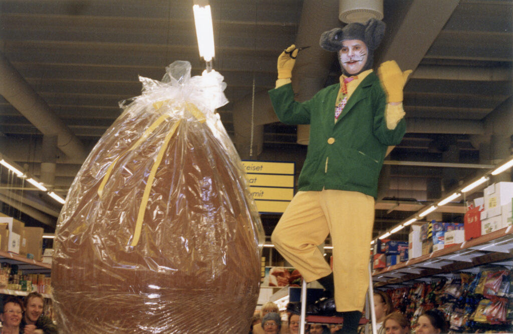 Eko-Riksu-jänis seisoo tikkailla Suomen suurimman suklaamunan vierellä.